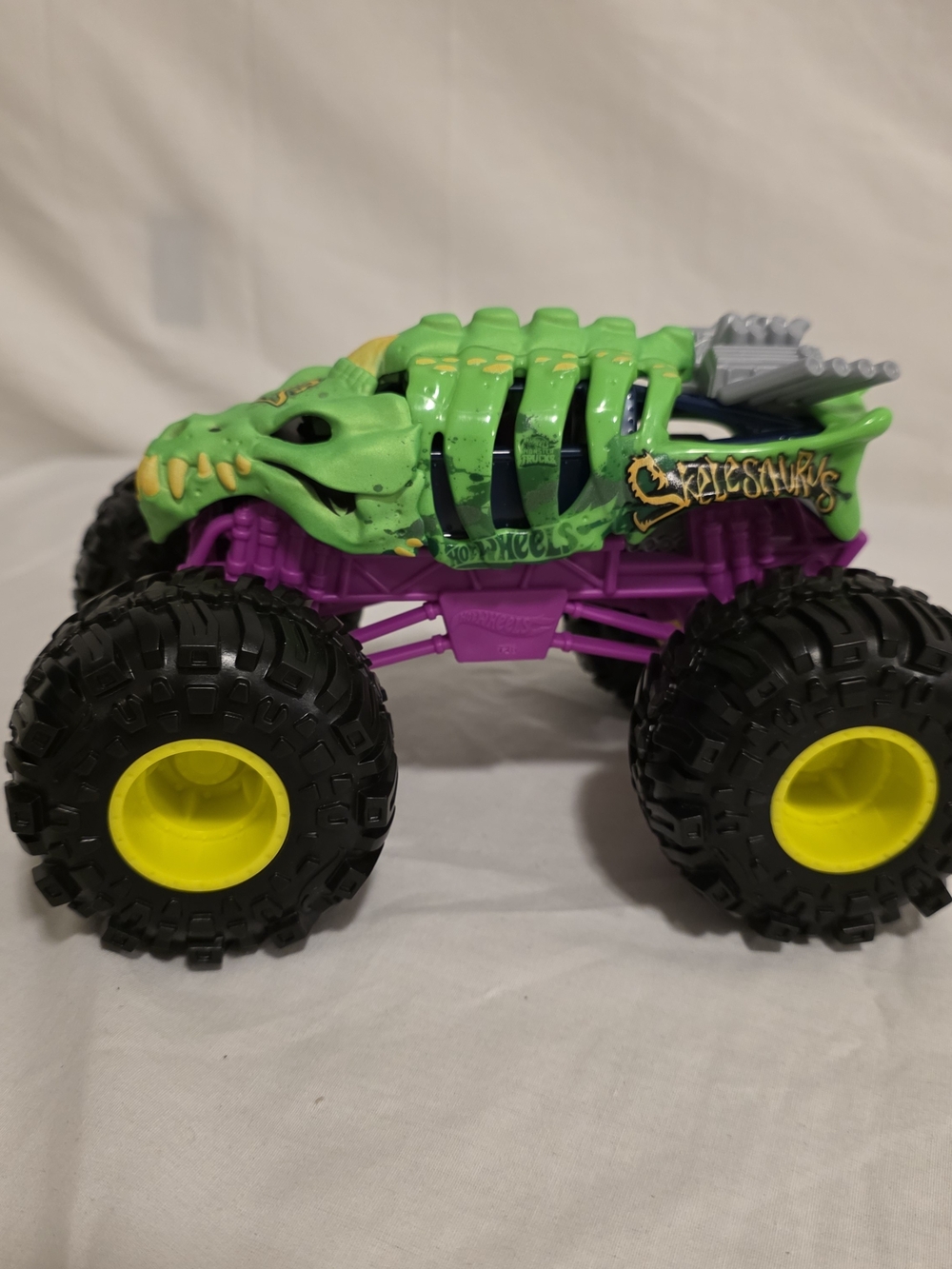 Hot Wheels Skelesaurus Monster Truck Green And Black Playtime 9"